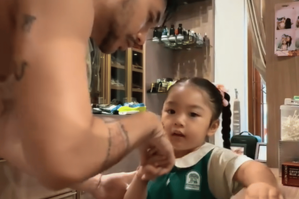 Xarena salim pada Papa Kris sebelum berangkat sekolah