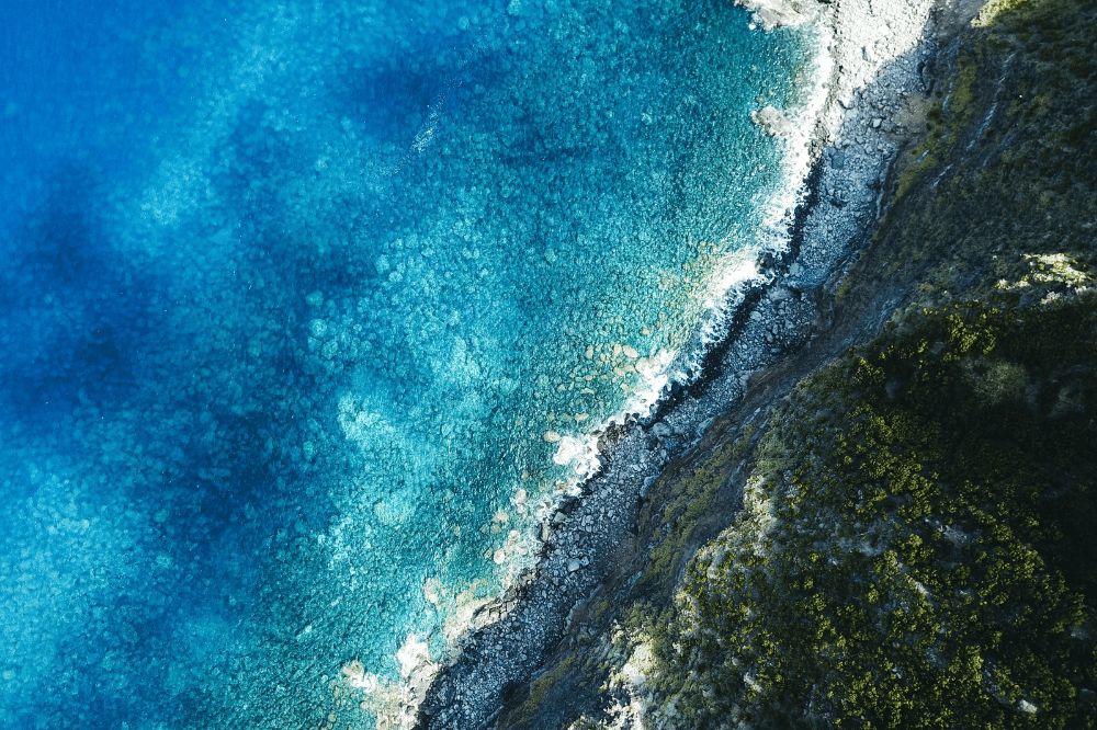 Tampak laut dari atas yang terkena bebatuan