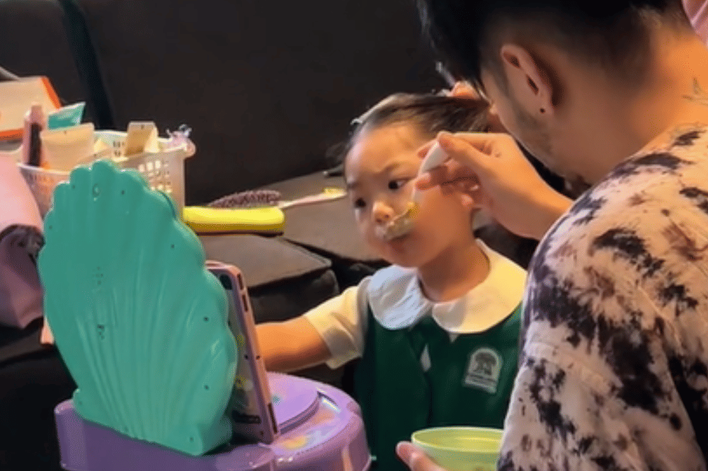 Papa Kris sedang menyuapi Xarena sarapan sebelum berangkat sekolah