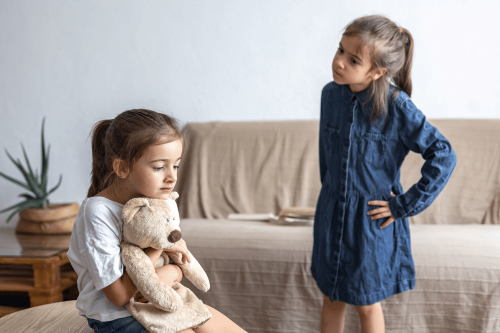 Salah satu anak perempuan terlihat marah pada teman perempuannya