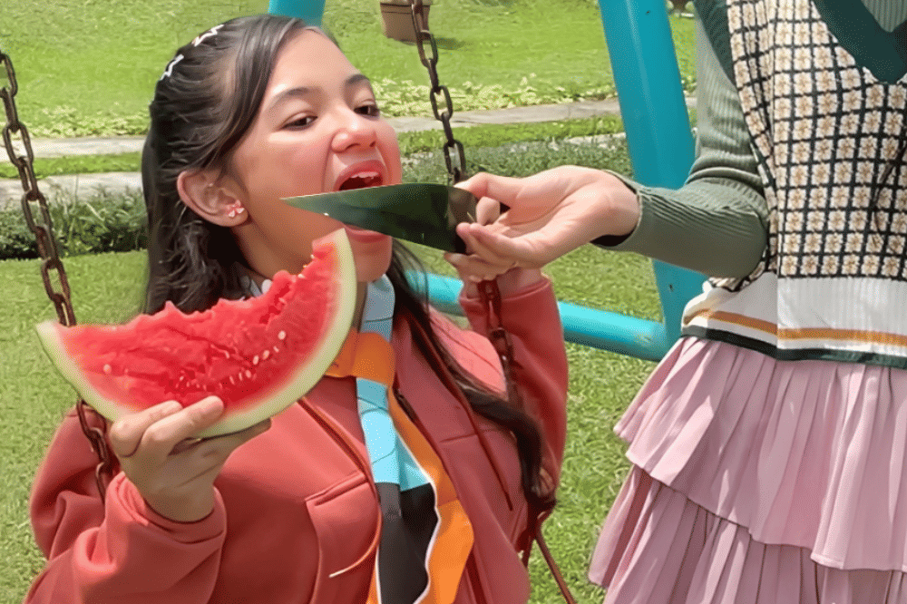 Momen Luna makan semangka