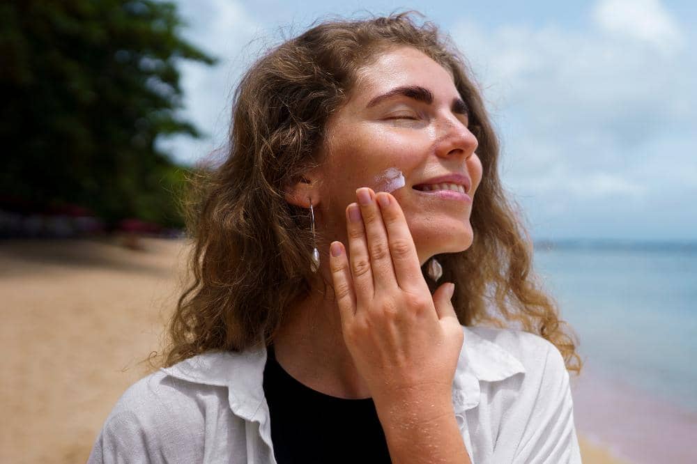 Benarkah Sunscreen Bisa Memutihkan Wajah Cek Faktanya di Sini! (1).jpg