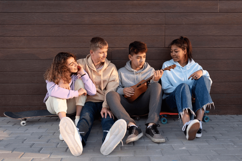 Para remaja sedang mengobrol dan bermain bersama