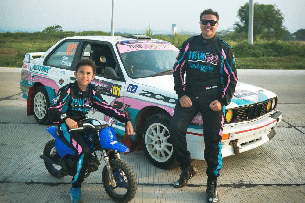Mayka dan Papa Rifat di area balap