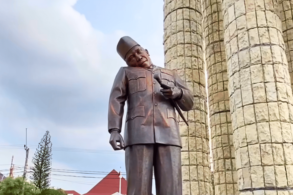Bikin Heboh, Ini Penyebab Patung Soekarno Miring di Indramayu 2.png
