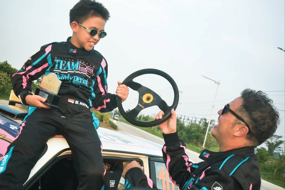 Mayka dan Papa Rifat di area balap