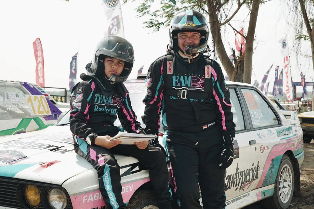 Mayka dan Papa Rifat di area balap