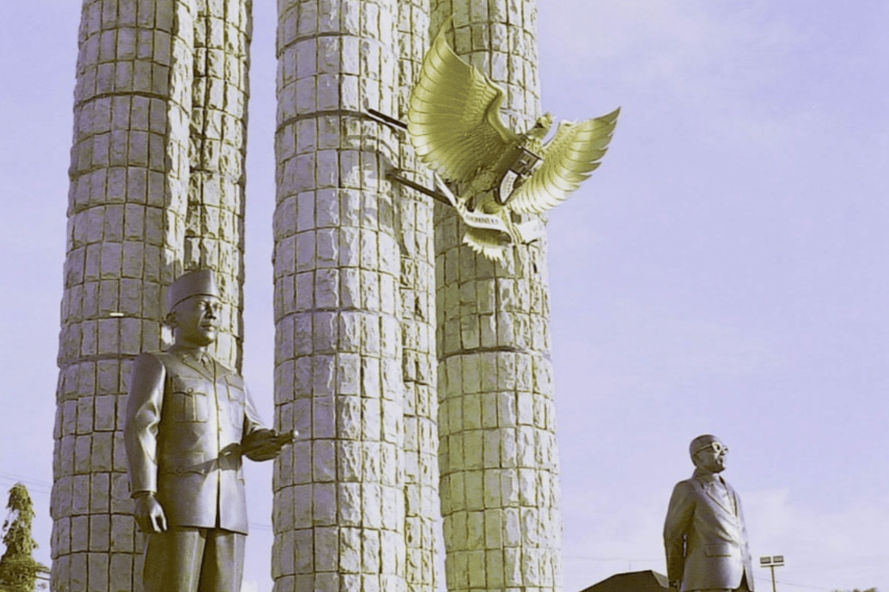 Bikin Heboh, Ini Penyebab Patung Soekarno Miring di Indramayu 4.png