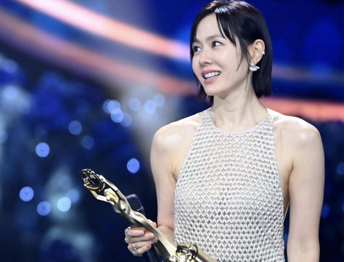 Son Ye Jin di Blue Dragon Fim Awards