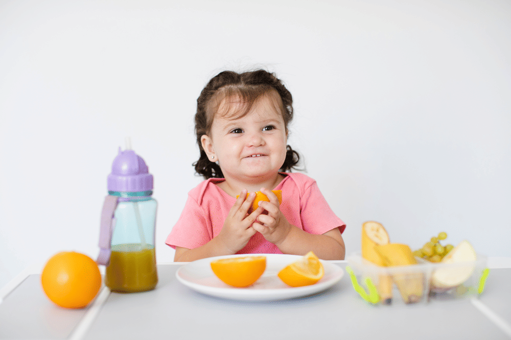 Anak perempuan sedan memegang buah