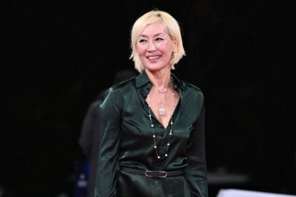 Rambut Blonde Lee Hye Young Curi Perhatian di Blue Dragon Awards 2025