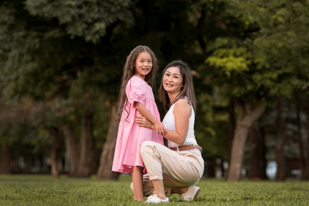 Mama dan anak perempuan sedang menghabiskan waktu bersama di taman