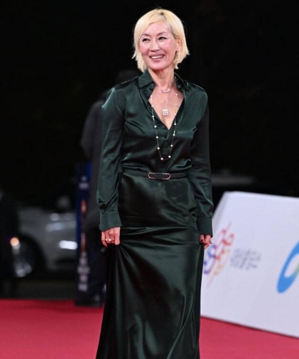 Rambut Blonde Lee Hye Young Curi Perhatian di Blue Dragon Awards 2025