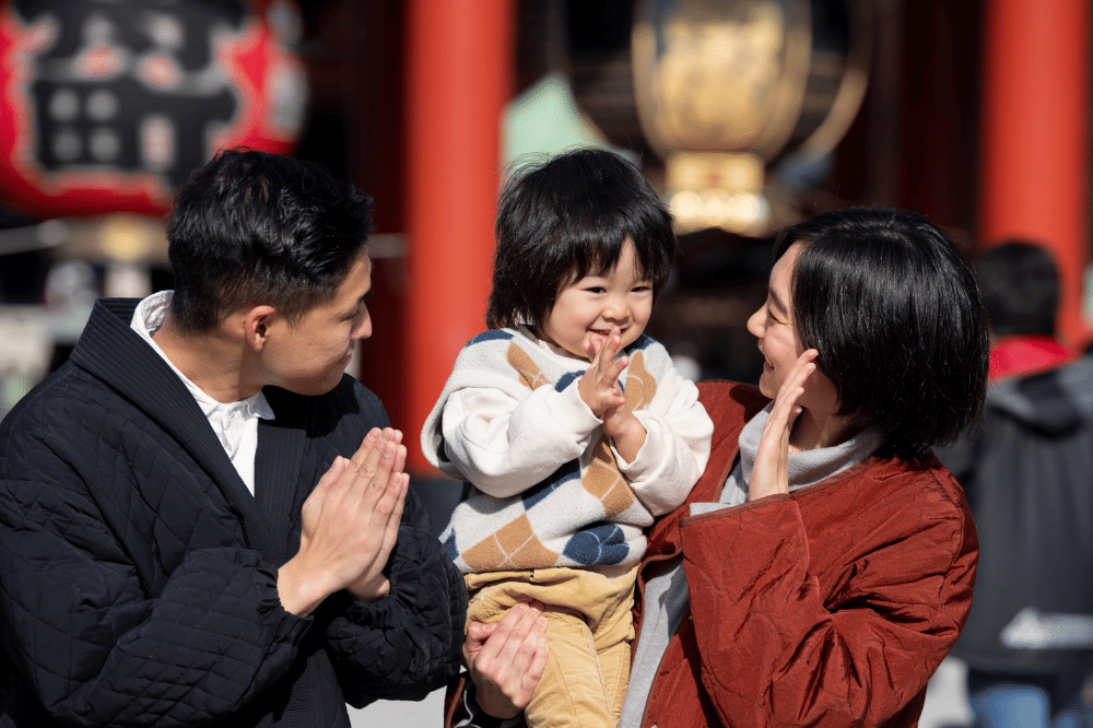 Anak laki-laki sedang berkomunikasi dengan Mama dan Papa