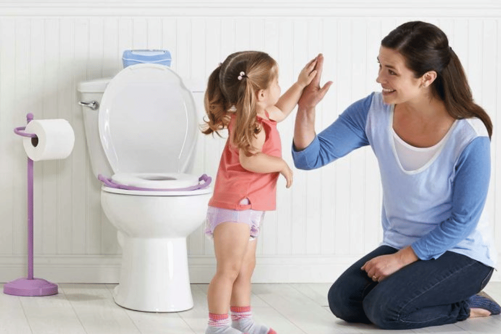 Mama mengapresiasi anak setelah potty training