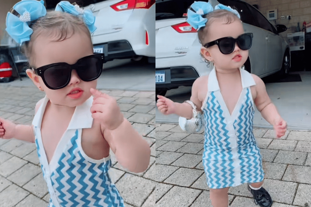 Briella menggunakan mini dress biru dengan aksesori serba matching