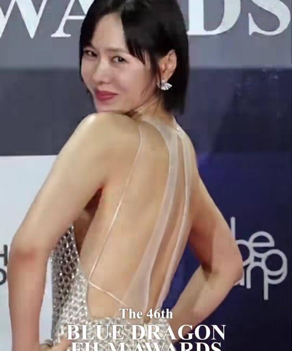 Son Ye Jin Tampil Memukau di Blue Dragon 2025 dengan Gaun Backless (1).jpg