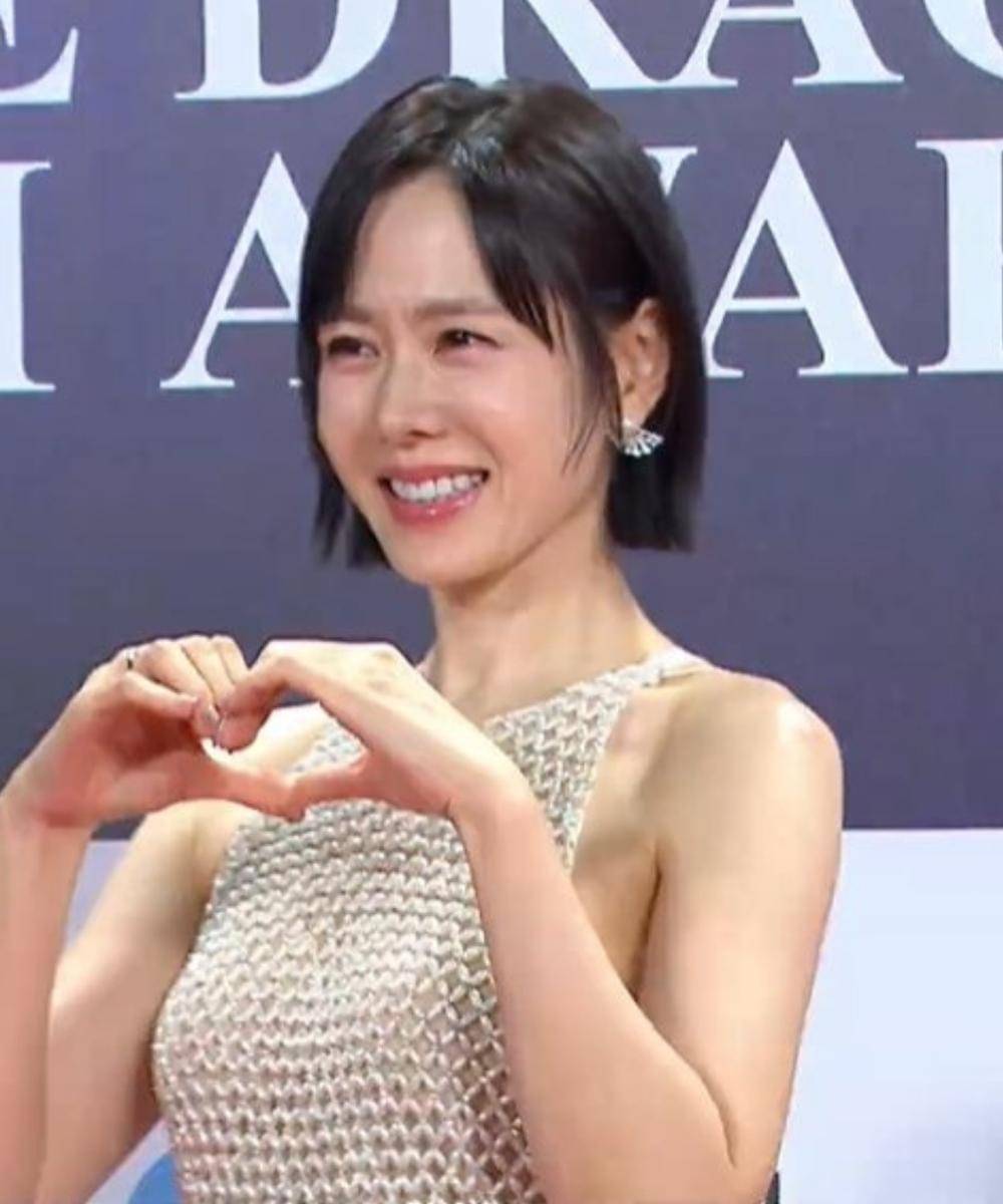 Son Ye Jin Tampil Memukau di Blue Dragon 2025 dengan Gaun Backless (2).jpg