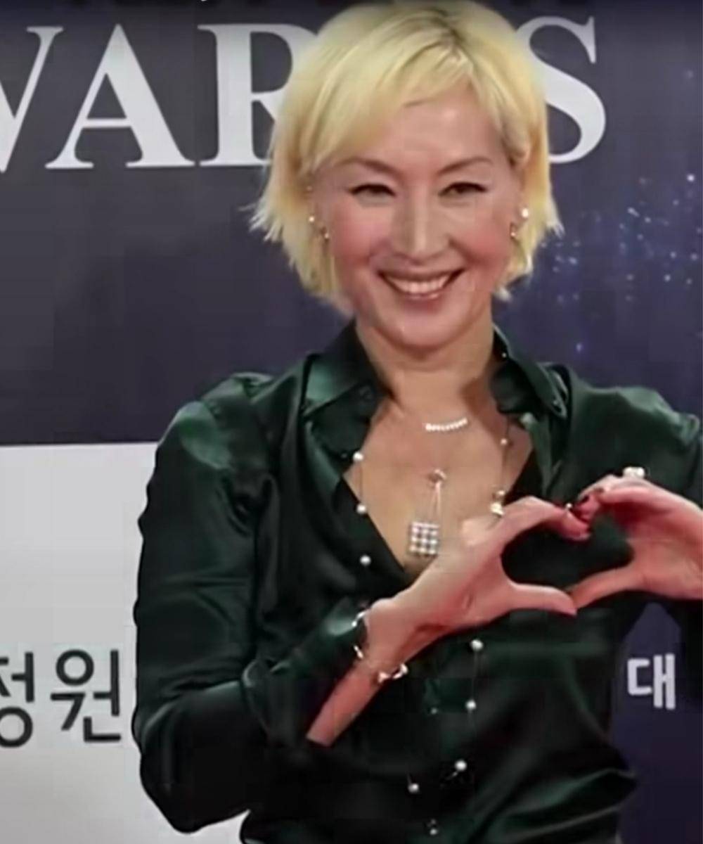 Rambut Blonde Lee Hye Young Curi Perhatian di Blue Dragon Awards 2025
