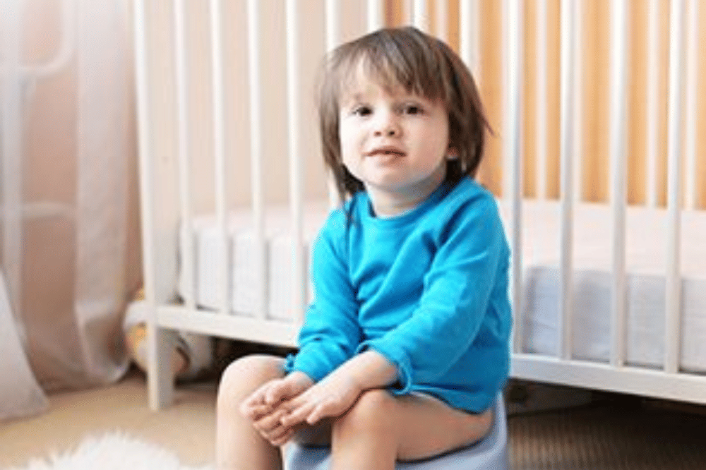 Anak laki-laki sedang potty training