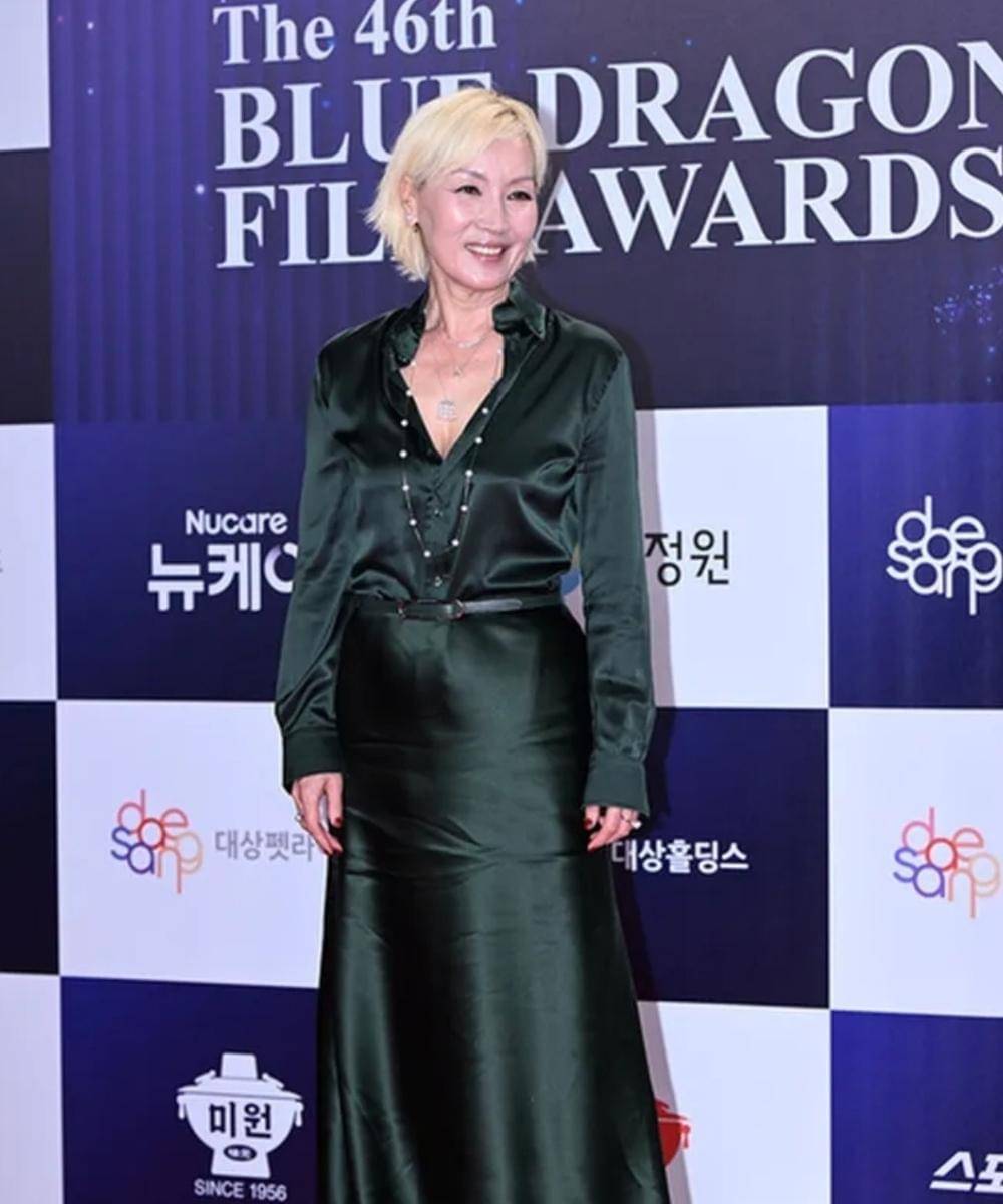 Rambut Blonde Lee Hye Young Curi Perhatian di Blue Dragon Awards 2025