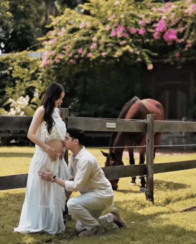 Mengumumkan kabar kehamilan dengan latar peternakan kuda .png