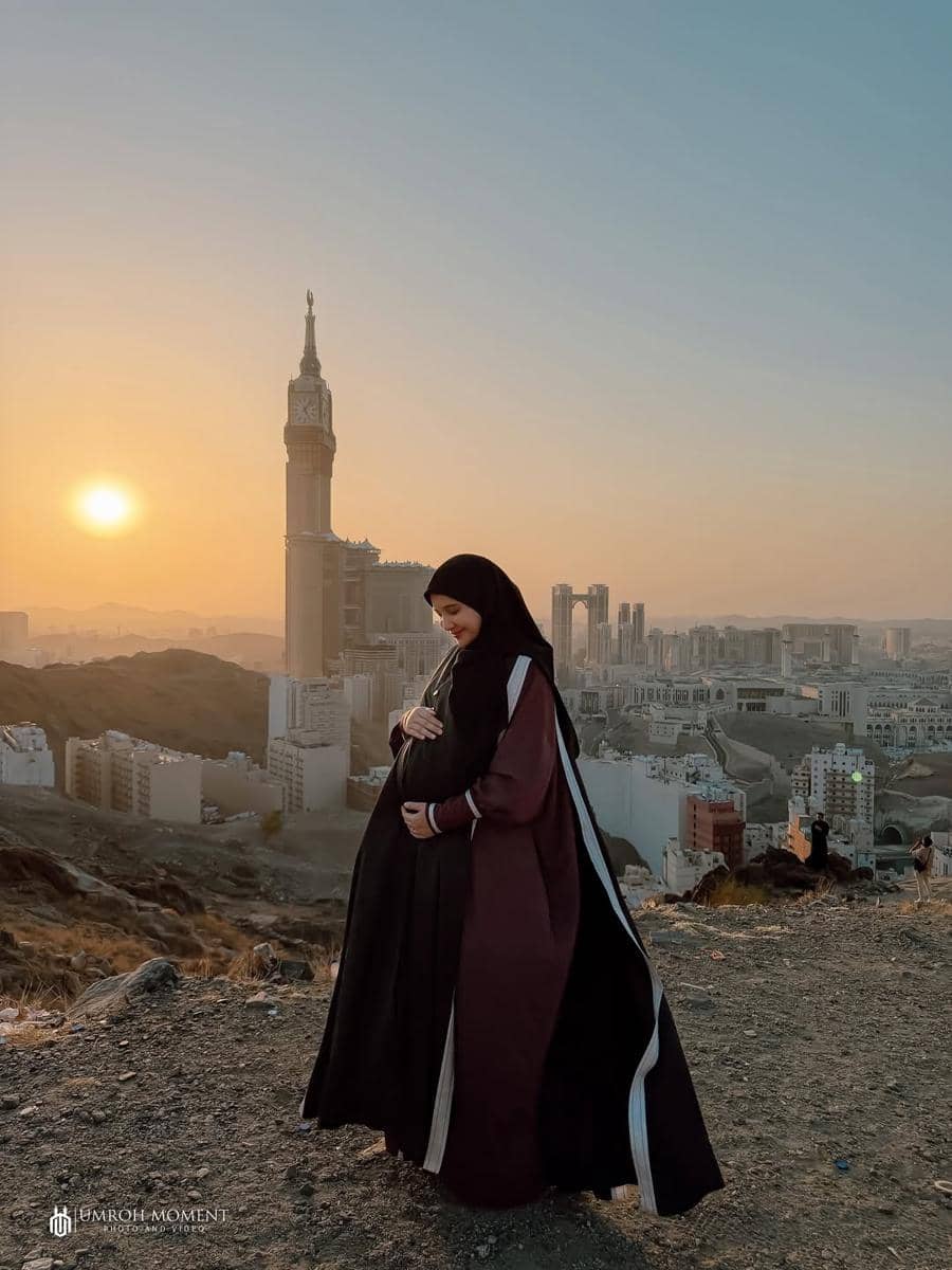 Foto maternity Zaskia Sungkar di Jabal Khandamah.