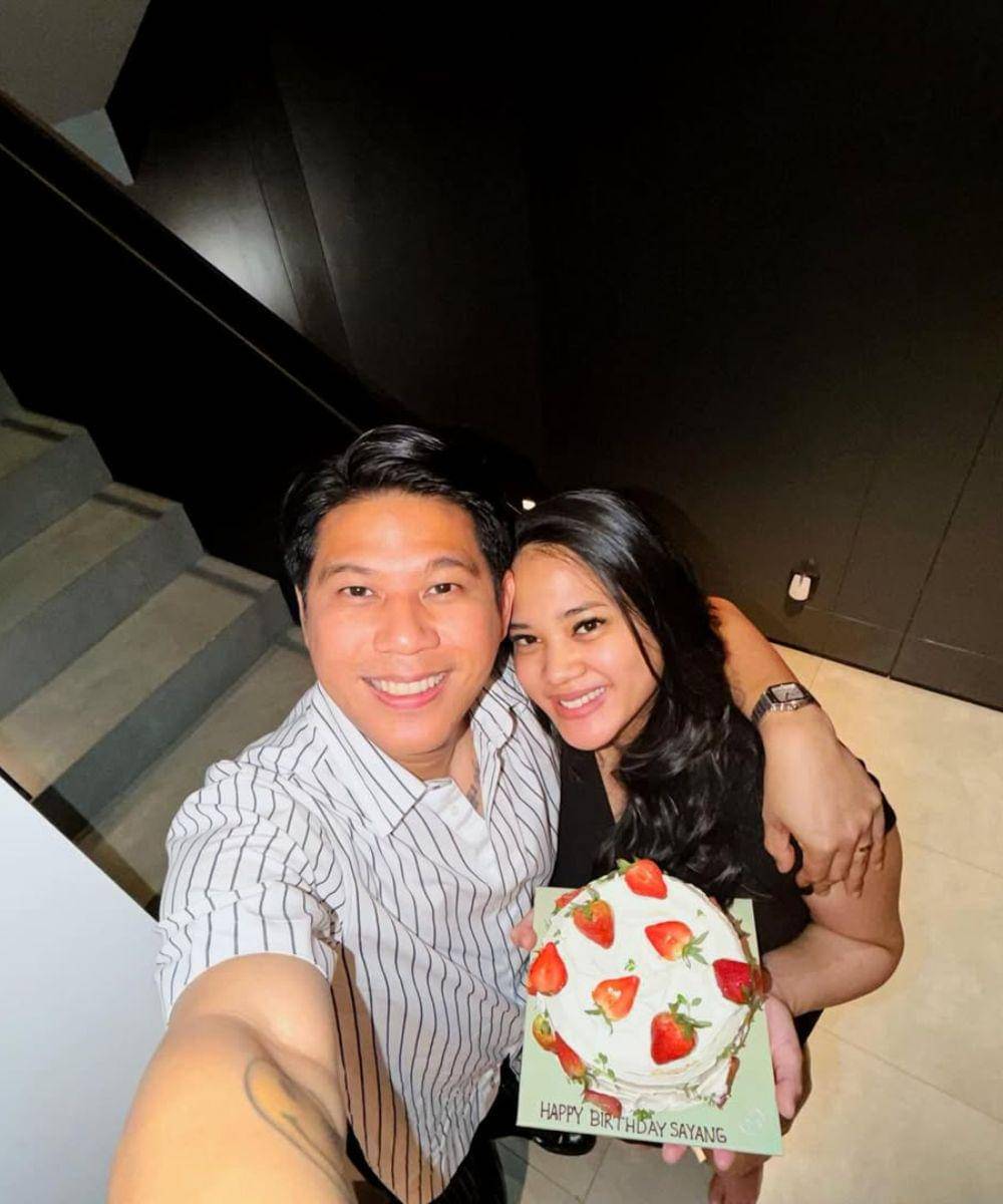 Sang istri memberikan kue ulang tahun kepada Nino