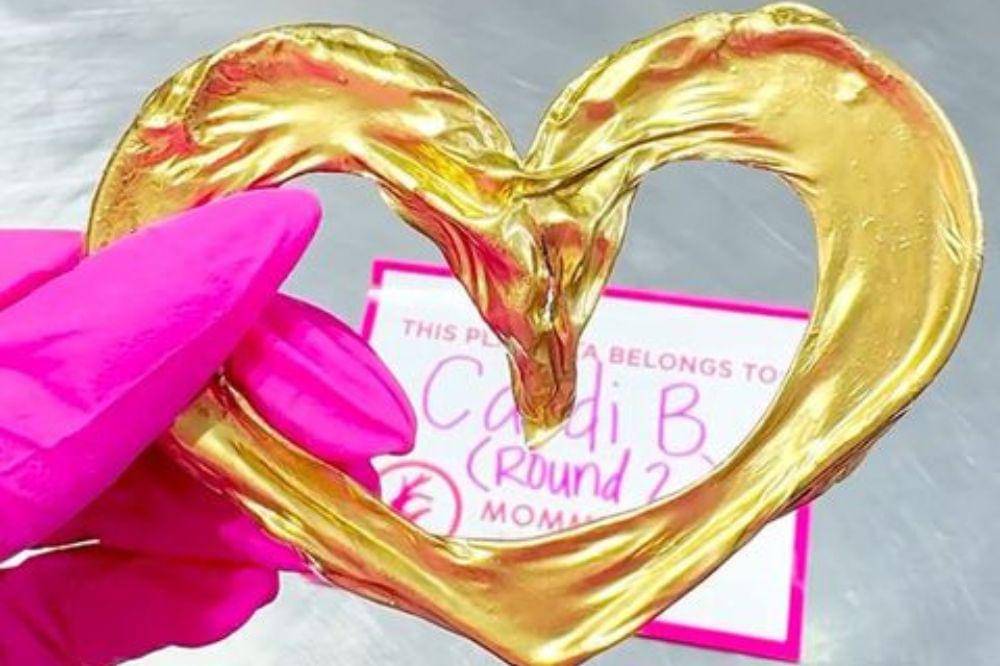 tali pusar anak cardi b