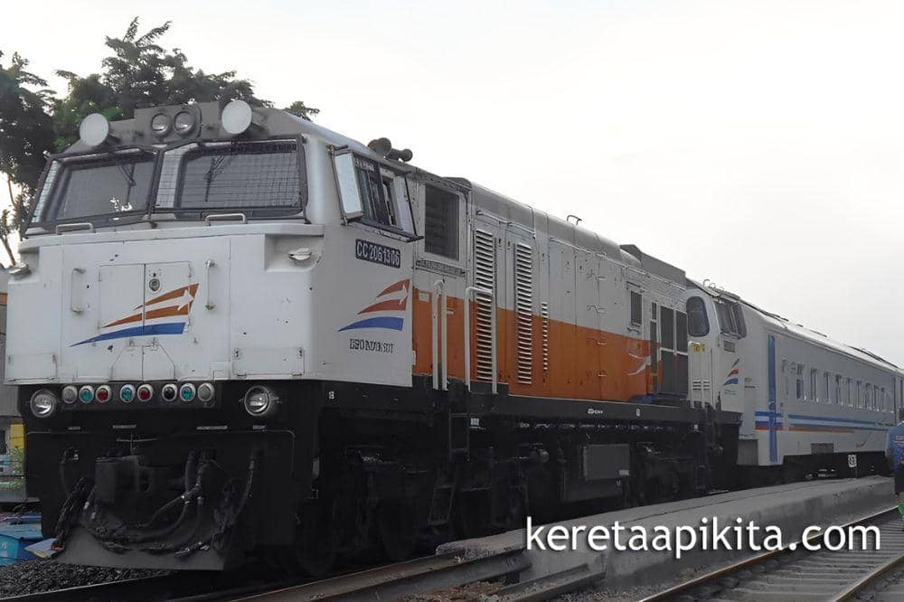 _Kereta Api Luar Kota yang Tidak Berhenti di Stasiun Jatinegara (6).jpg