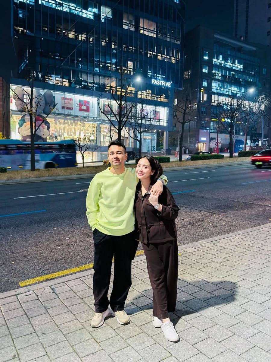 Raffi Ahmad dan Ariel jalan-jalan di Seoul.