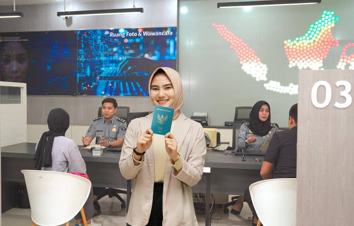 Seorang petugas memperlihatkan paspor yang diterbitkan Imigrasi Jateng