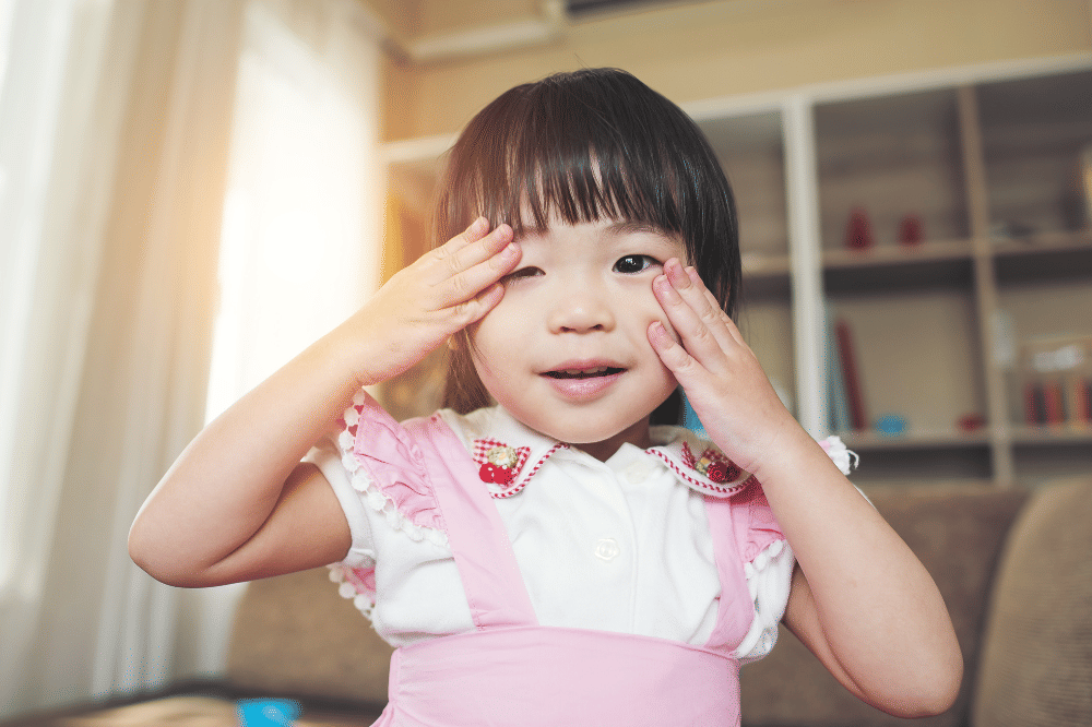 Anak perempuan terlihat tersenyum