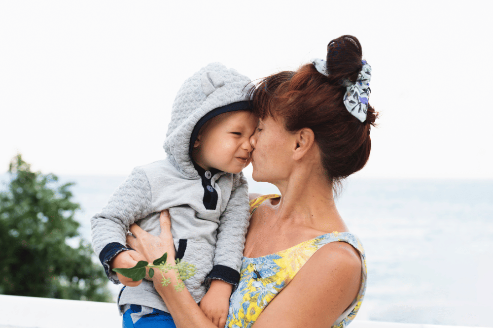 Anak laki-laki sedang mencium gemas Mama