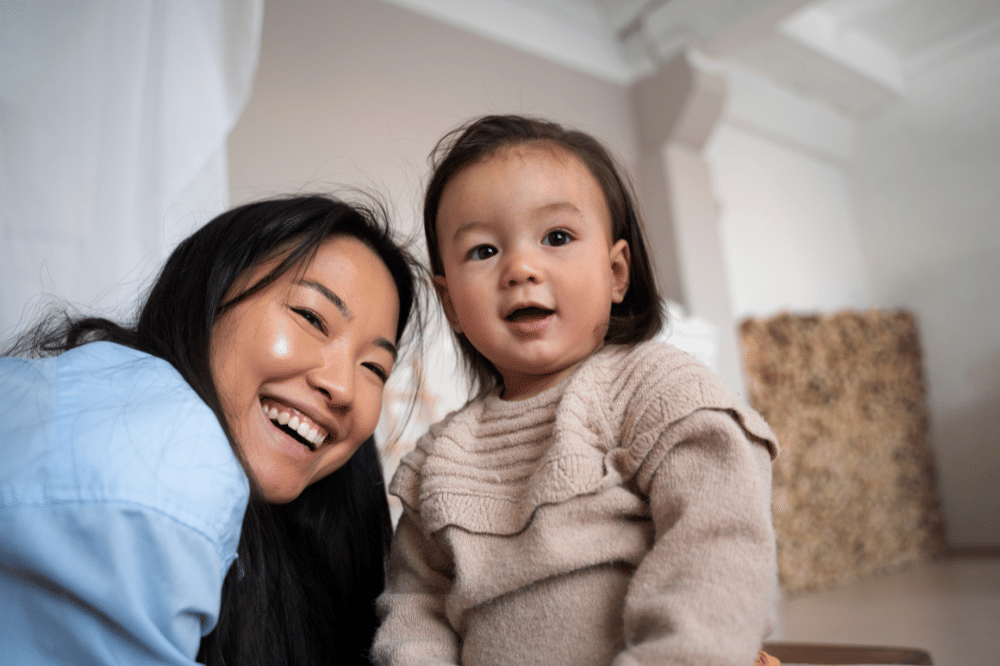 Anak perempuan dan Mama sedang tersenyum