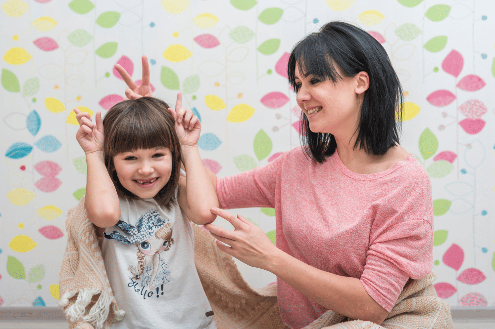 anak sedang bergurau