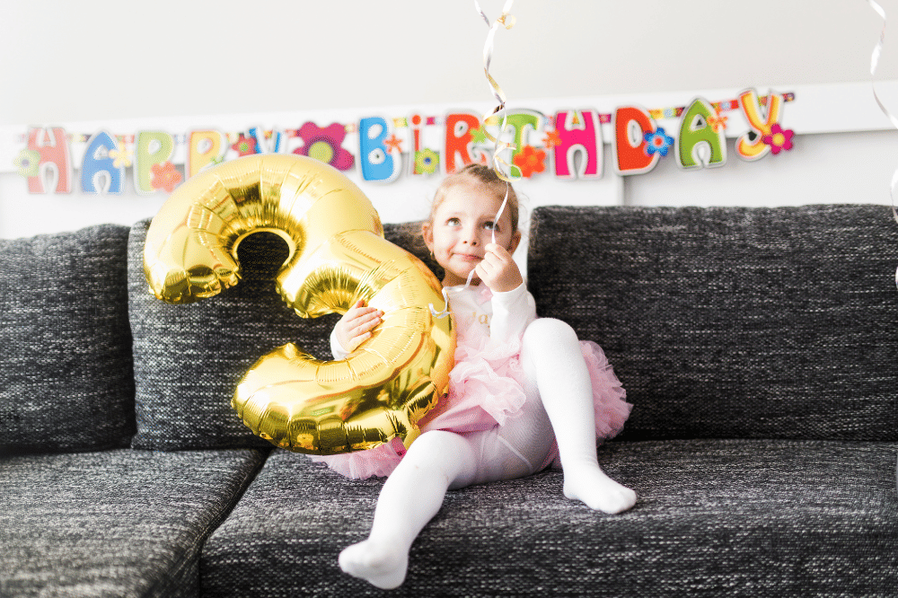 Anak perempuan merayakan ulang tahun ketiga