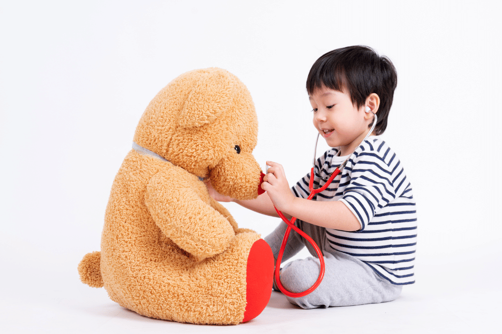 anak dengan boneka kesayangannya