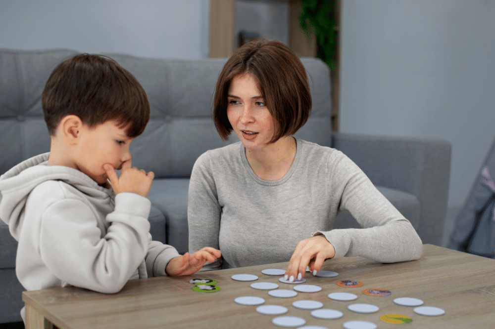 Mama bertanya pada anak laki-laki saat bermain bersama