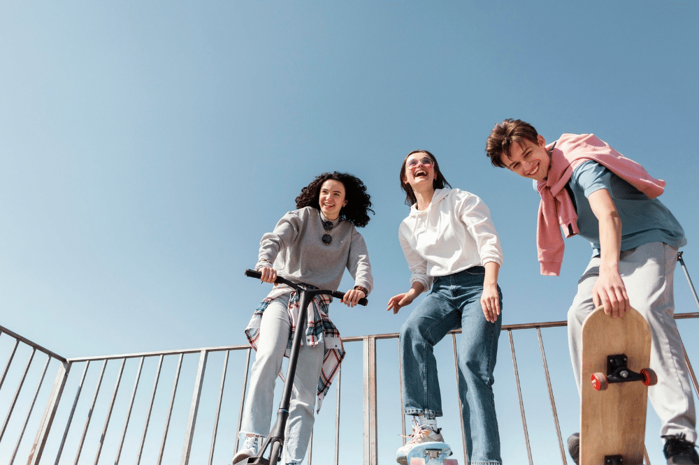 Para remaja sedang bermain skateboard bersama dengan bahagia