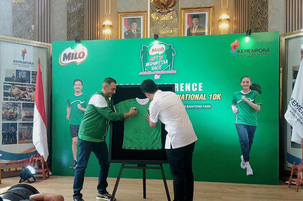 Penandatanganan jersey pada acara Konferensi Pers oleh Taufik Hidayat dan Alaa Shaaban