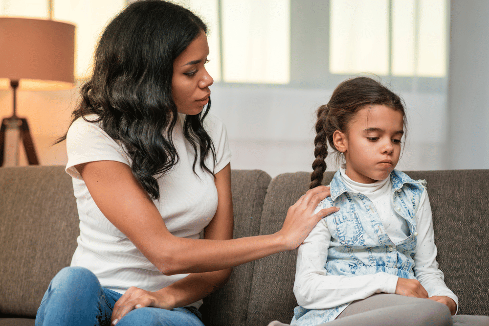 Mama sdang menenangkan anak perempuan