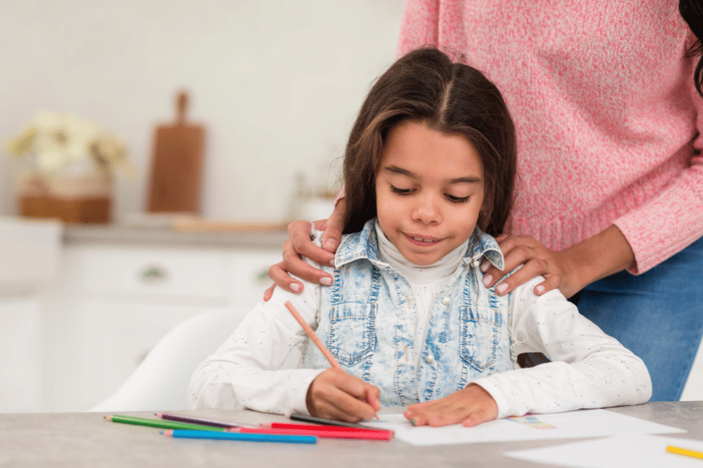 Mama menudukung anak perempuan beajar