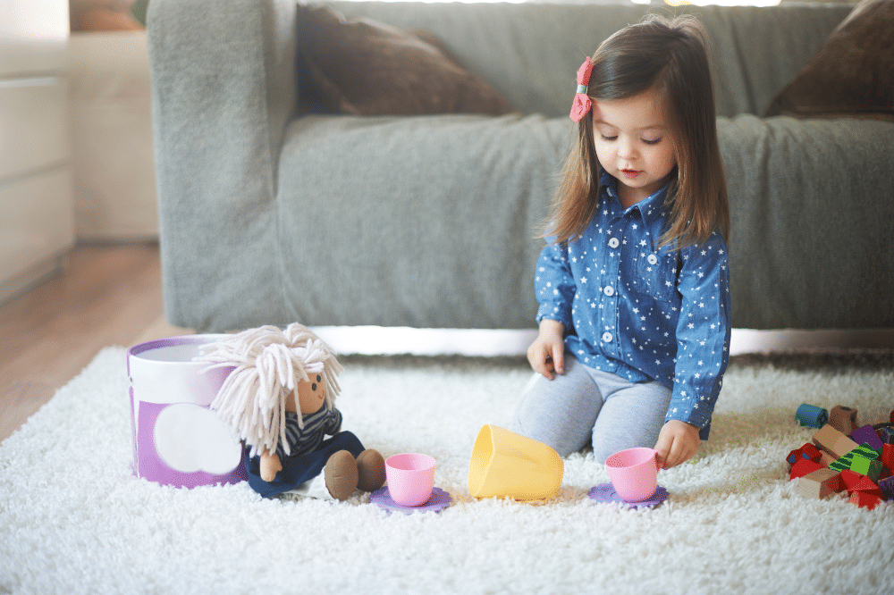 balita membereskan mainannya