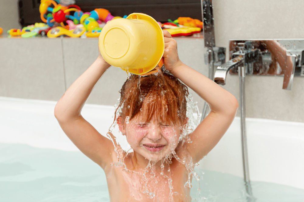 Anak laki-laki sedang mandi