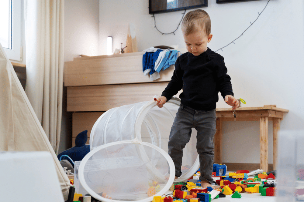 anak umur 3 tahun membersihkan mainannya