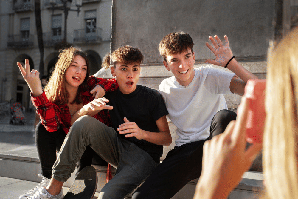 Para anak remaja sedang mengambil foto bersama