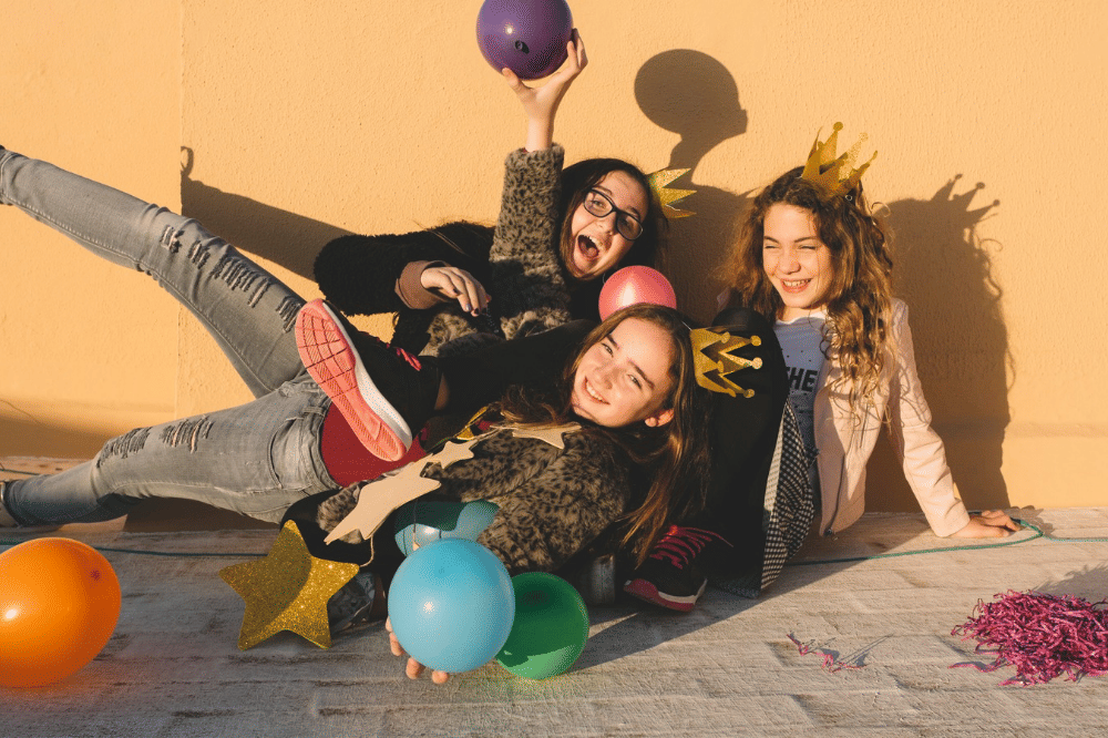 Para anak remaja sedang merayakan hari spesial