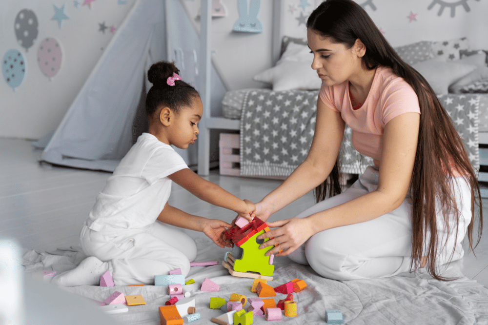 Mama sedang menemani anak perempuan bermain