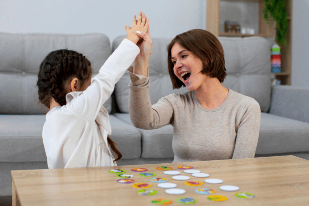 Mama mengapresiasi anak perempuan saat bermain